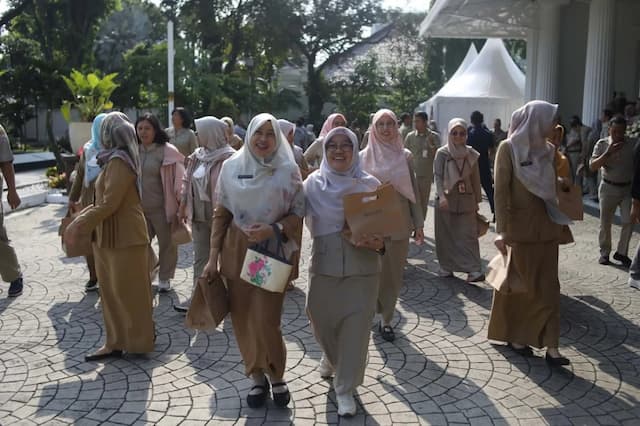 WFH ASN Tiap Jumat, MenPANRB Tegaskan Evaluasi Kinerja Terus Dilakukan WFH ASN Tiap Jumat, MenPANRB Tegaskan Evaluasi Kinerja Terus Dilakukan