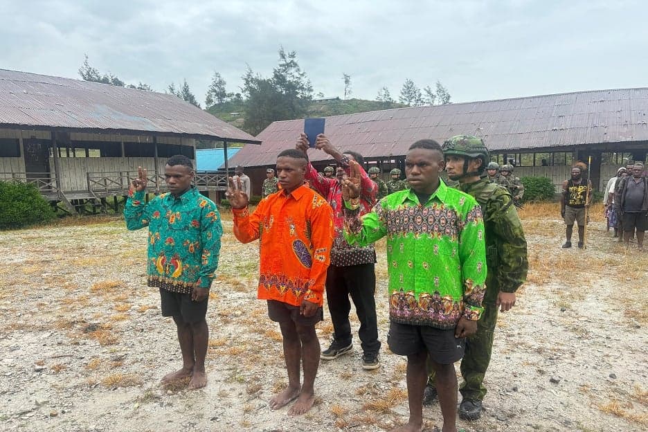 Cium Merah Putih, 3 Anggota OPM Kembali ke NKRI Cium Merah Putih, 3 Anggota OPM Kembali ke NKRI