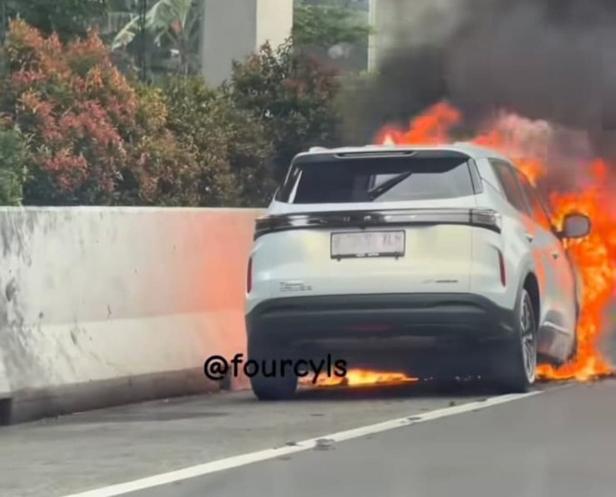 Mobil Hybrid Terbakar Lagi? Chery Buka Suara Soal Insiden di Tol Japek Mobil Hybrid Terbakar Lagi? Chery Buka Suara Soal Insiden di Tol Japek