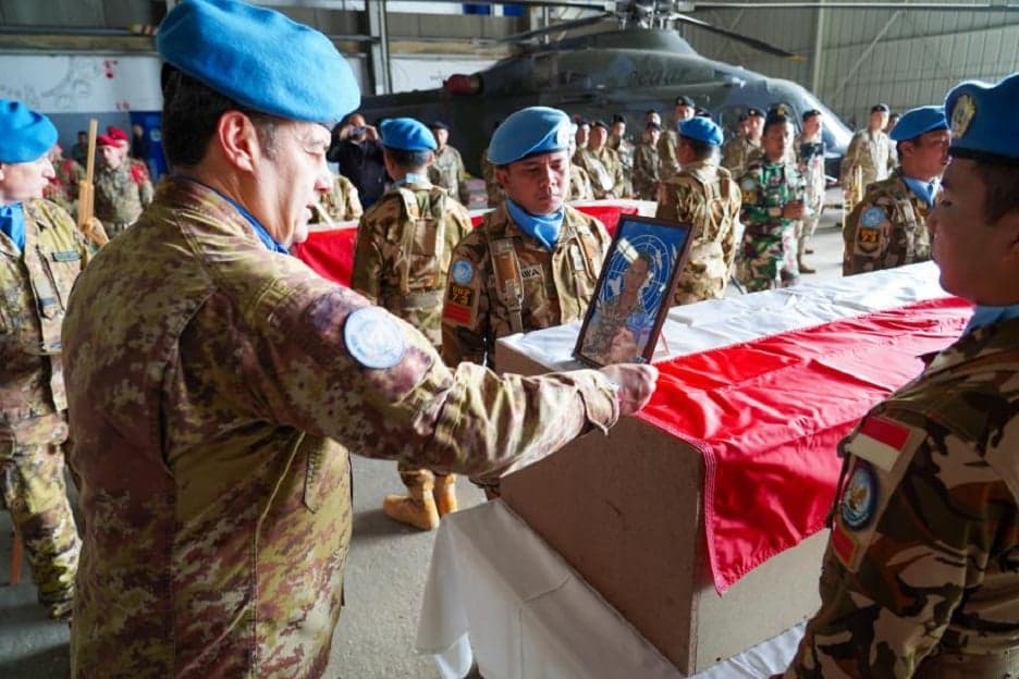 UNIFIL Gelar Upacara Penghormatan 3 Prajurit TNI yang Gugur di Lebanon UNIFIL Gelar Upacara Penghormatan 3 Prajurit TNI yang Gugur di Lebanon