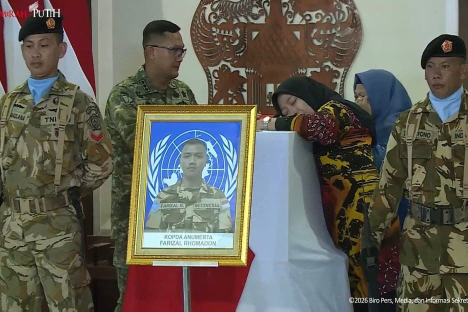 Isak Tangis Iringi Kedatangan 3 Jenazah Prajurit TNI yang Gugur di Lebanon Isak Tangis Iringi Kedatangan 3 Jenazah Prajurit TNI yang Gugur di Lebanon