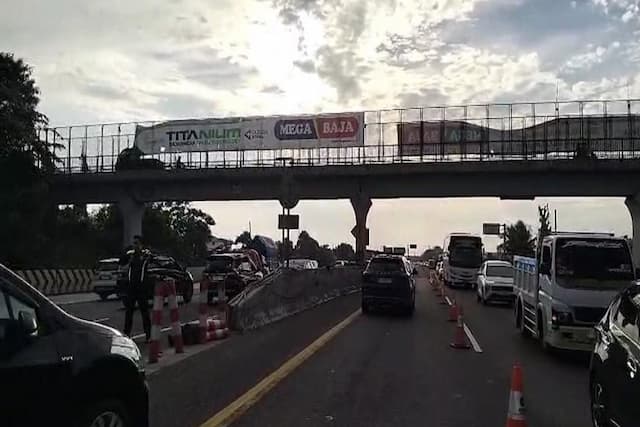 Arus Balik Libur Panjang Padat di Tol Japek, Contraflow di KM55-47 Arah Jakarta Diberlakukan Arus Balik Libur Panjang Padat di Tol Japek, Contraflow di KM55-47 Arah Jakarta Diberlakukan