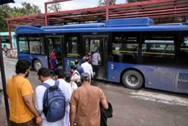 Harga Bensin Melonjak, Pakistan Gratiskan Transportasi Umum Harga Bensin Melonjak, Pakistan Gratiskan Transportasi Umum