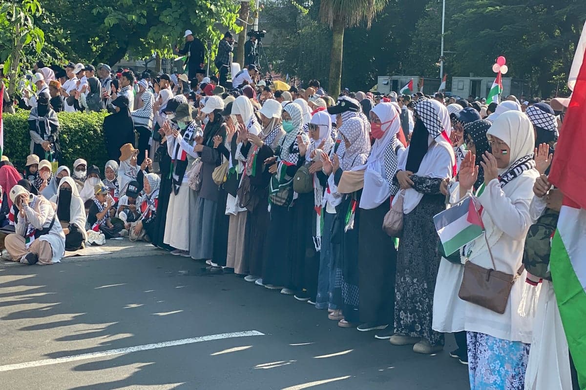 Aksi Damai di Kedubes AS, Massa Salat Ghaib untuk 3 Prajurit TNI Gugur di Lebanon Aksi Damai di Kedubes AS, Massa Salat Ghaib untuk 3 Prajurit TNI Gugur di Lebanon