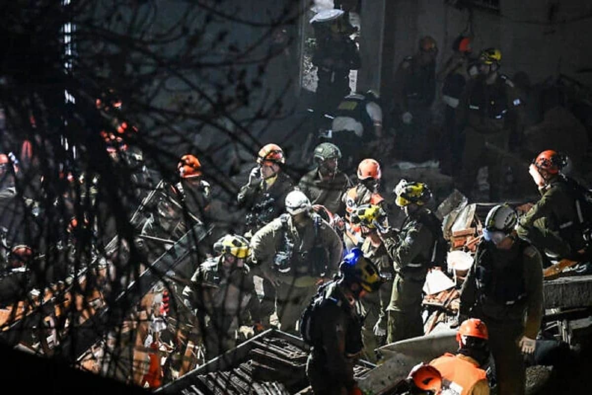 Rudal Iran Tembus Iron Dome dan Gempur Gedung 7 Lantai Israel, 3 Orang Hilang Rudal Iran Tembus Iron Dome dan Gempur Gedung 7 Lantai Israel, 3 Orang Hilang