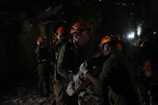 Rudal Iran Gempur Gedung Haifa: 2 Tewas Terkubur, Israel Heran Iron Dome Gagal Mencegat Rudal Iran Gempur Gedung Haifa: 2 Tewas Terkubur, Israel Heran Iron Dome Gagal Mencegat