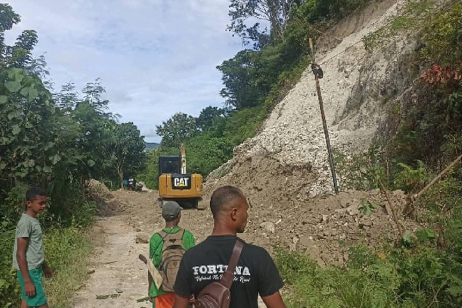 Infrastruktur Terputus, Ary Buraen Turun Tangan dan Dorong Pemda Kupang Bergerak Cepat Infrastruktur Terputus, Ary Buraen Turun Tangan dan Dorong Pemda Kupang Bergerak Cepat
