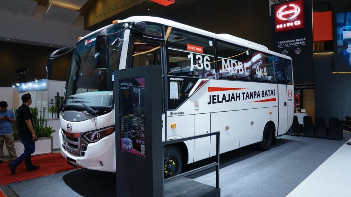 Hino Luncurkan Bus 4x4 Terbaru untuk Medan Berat di GIICOMVEC 2026 Hino Luncurkan Bus 4x4 Terbaru untuk Medan Berat di GIICOMVEC 2026