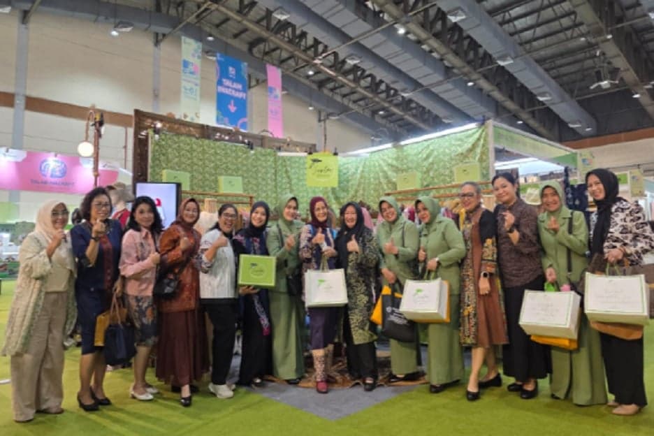 Wastra Nusantara Juntai Persit Chandra Kirana Bawa Kain Tradisional ke Panggung Dunia Wastra Nusantara Juntai Persit Chandra Kirana Bawa Kain Tradisional ke Panggung Dunia