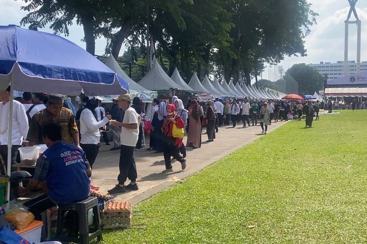 Penampakan Ribuan Warga Padati Lebaran Betawi 2026 di Lapangan Banteng Penampakan Ribuan Warga Padati Lebaran Betawi 2026 di Lapangan Banteng