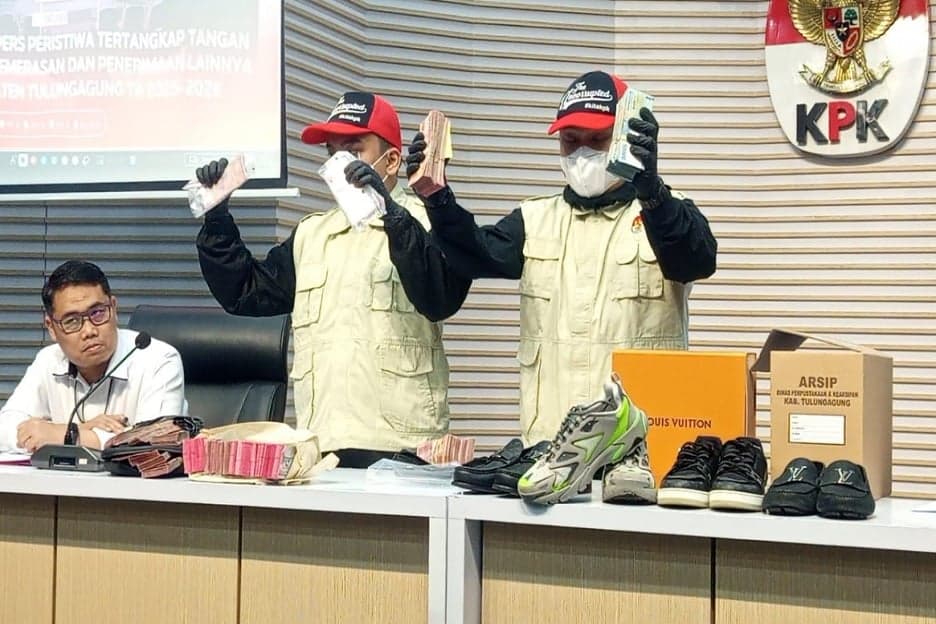 Penampakan Uang Rp335 Juta dan Sepatu Mewah Hasil Pemerasan Bupati Tulungagung Penampakan Uang Rp335 Juta dan Sepatu Mewah Hasil Pemerasan Bupati Tulungagung