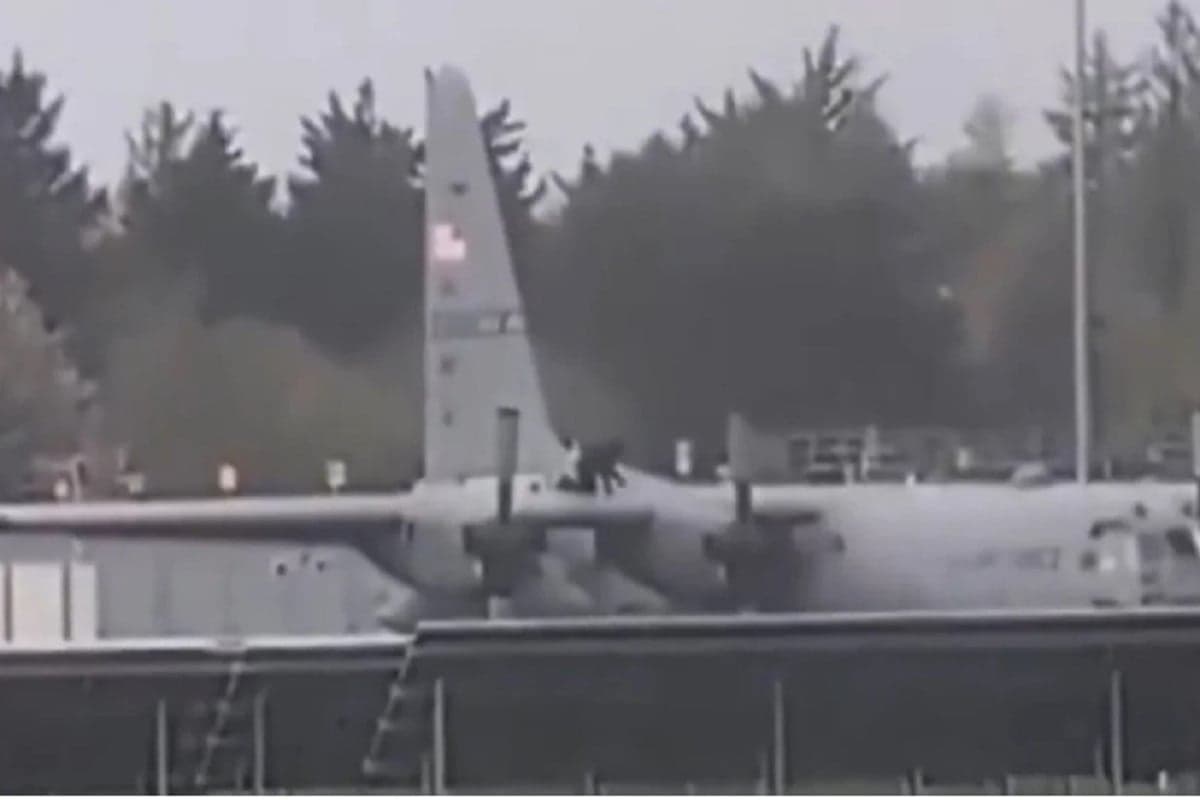 Heboh, Pria Ini Serang Pesawat Militer AS dengan Kapak hingga Rusak Signifikan Heboh, Pria Ini Serang Pesawat Militer AS dengan Kapak hingga Rusak Signifikan