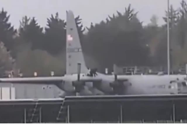 Heboh, Pria Ini Serang Pesawat Militer AS dengan Kapak hingga Rusak Signifikan Heboh, Pria Ini Serang Pesawat Militer AS dengan Kapak hingga Rusak Signifikan