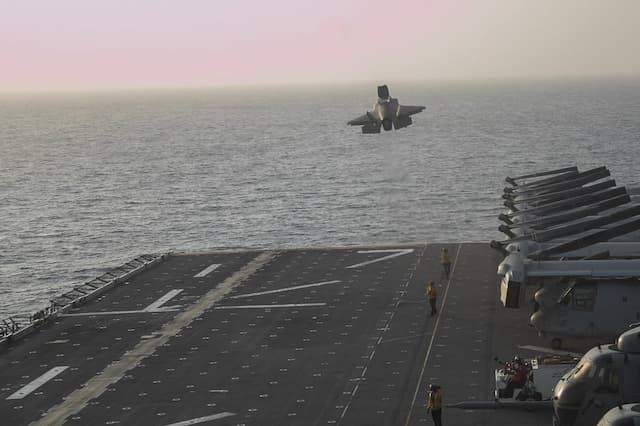 Pakar Militer Ini Yakin Iran Tak Akan ragu Tembak Kapal-kapal AS di Selat Hormuz Pakar Militer Ini Yakin Iran Tak Akan ragu Tembak Kapal-kapal AS di Selat Hormuz