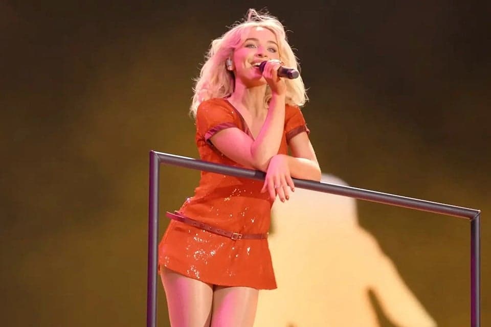 Blunder di Coachella 2026, Sabrina Carpenter Tetap Dihujat Meski Sudah Minta Maaf Blunder di Coachella 2026, Sabrina Carpenter Tetap Dihujat Meski Sudah Minta Maaf