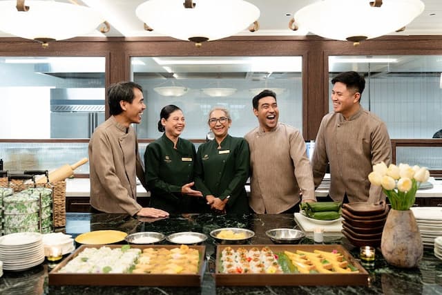 Hadirkan Suasana Makan di Rumah Nenek, Resto Ini Pilih Lansia sebagai Pramusaji Hadirkan Suasana Makan di Rumah Nenek, Resto Ini Pilih Lansia sebagai Pramusaji