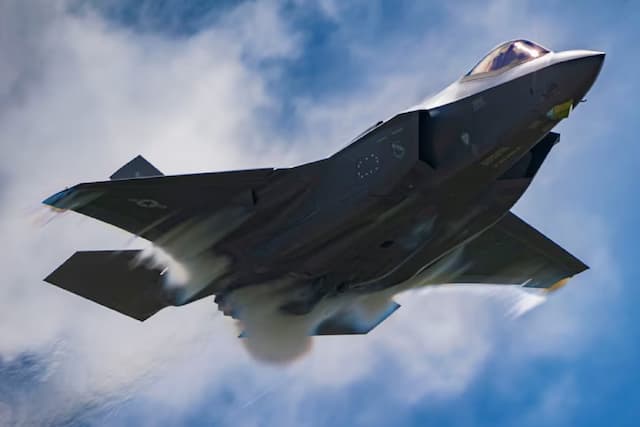 Pakar: Indonesia Berisiko Terseret Konflik Jika Izinkan Wilayahnya Diakses Jet Tempur AS Pakar: Indonesia Berisiko Terseret Konflik Jika Izinkan Wilayahnya Diakses Jet Tempur AS