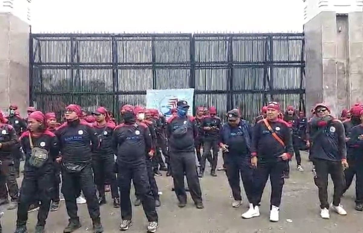 Massa Buruh Mulai Padati Depan Gedung DPR Siang ini Massa Buruh Mulai Padati Depan Gedung DPR Siang ini