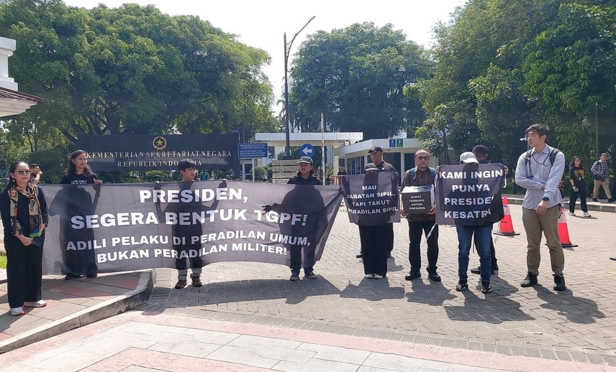 Aksi Koalisi Masyarakat Sipil di Depan Istana Mendesak TGPF Kasus Andrie Yunus Dibentuk Aksi Koalisi Masyarakat Sipil di Depan Istana Mendesak TGPF Kasus Andrie Yunus Dibentuk