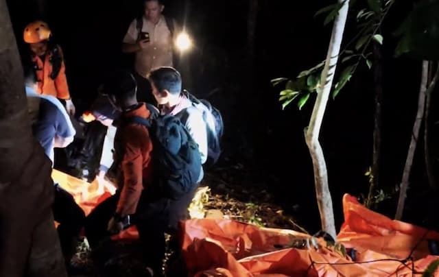 Detik-detik Evakuasi Korban Helikopter PK-CFX yang Jatuh di Sekadau Detik-detik Evakuasi Korban Helikopter PK-CFX yang Jatuh di Sekadau