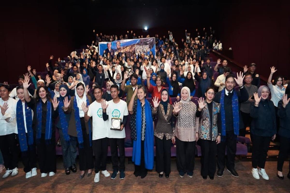 Sosialisasikan 4 Pilar, Rerie dan Nilam Sari Nobar Film Maira Bersama Masyarakat Palu Sosialisasikan 4 Pilar, Rerie dan Nilam Sari Nobar Film Maira Bersama Masyarakat Palu