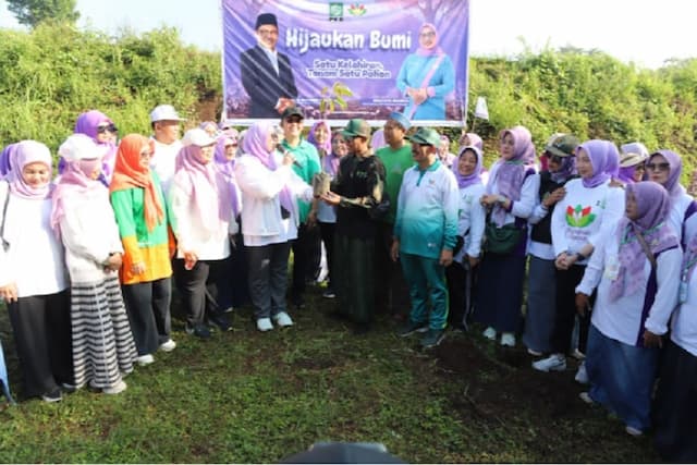 Perempuan Bangsa Ajak 2.000 Peserta Tanam Pohon di Singhasari Malang Perempuan Bangsa Ajak 2.000 Peserta Tanam Pohon di Singhasari Malang