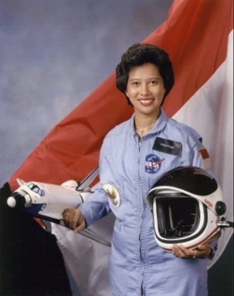 Profil Pratiwi Sudarmono: Astronot Wanita Pertama Asia dari Indonesia yang Juga Guru Besar UI Profil Pratiwi Sudarmono: Astronot Wanita Pertama Asia dari Indonesia yang Juga Guru Besar UI