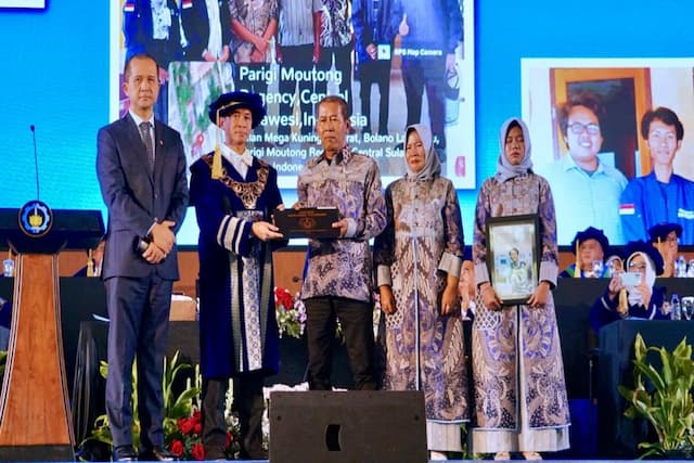 Momen Haru Orang Tua Wisudawan ITS Terima Ijazah Anaknya yang Gugur saat Pengabdian Momen Haru Orang Tua Wisudawan ITS Terima Ijazah Anaknya yang Gugur saat Pengabdian