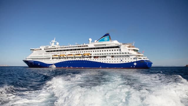 Kapal Pesiar Pertama Melintasi Selat Hormuz sejak Perang Iran Dimulai Kapal Pesiar Pertama Melintasi Selat Hormuz sejak Perang Iran Dimulai