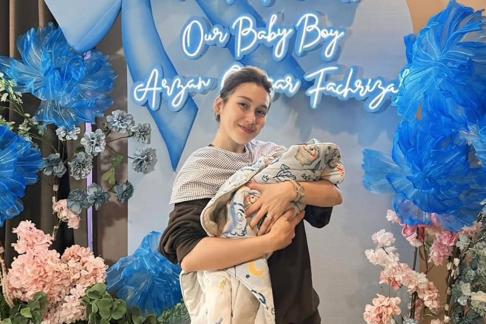 Adik Ayu Ting Ting Melahirkan, Netizen Malah Nyinyir Adik Ayu Ting Ting Melahirkan, Netizen Malah Nyinyir