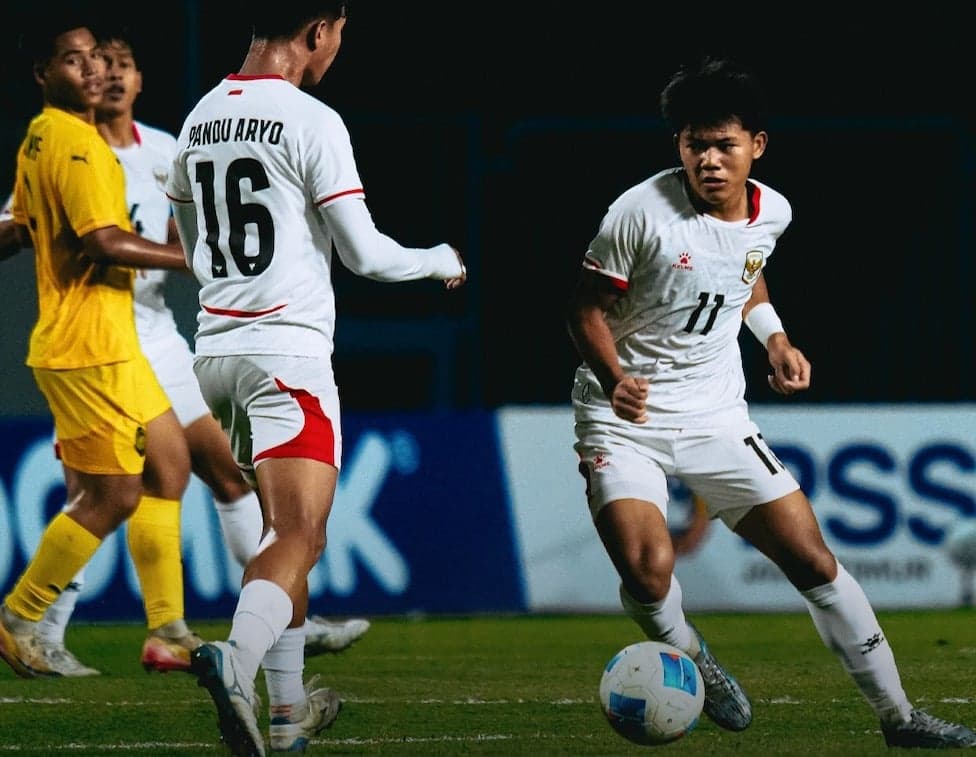 Fadly Alberto Lepaskan Tendangan Kungfu Brutal, Begini Respons Komdis PSSI Fadly Alberto Lepaskan Tendangan Kungfu Brutal, Begini Respons Komdis PSSI