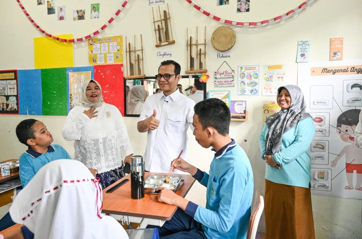 Wamenkomdigi Tinjau MBG Swasta, Teknologi Kawal Makanan Aman dari UMKM ke Sekolah Wamenkomdigi Tinjau MBG Swasta, Teknologi Kawal Makanan Aman dari UMKM ke Sekolah