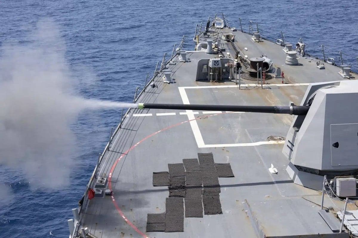 Kapal Perang AS Tembaki Kapal Kargo Iran di Dekat Selat Hormuz, lalu Merampasnya Kapal Perang AS Tembaki Kapal Kargo Iran di Dekat Selat Hormuz, lalu Merampasnya