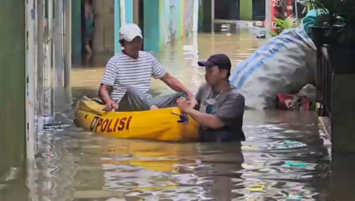 Banjir Kembali Melanda Kebon Pala Jaktim, Ketinggian Mencapai 1,75 Meter Banjir Kembali Melanda Kebon Pala Jaktim, Ketinggian Mencapai 1,75 Meter