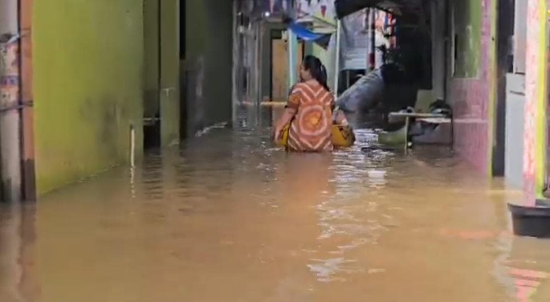 Banjir Hampir 2 Meter di Kebon Pala Jaktim karena Kiriman Air dari Hulu Banjir Hampir 2 Meter di Kebon Pala Jaktim karena Kiriman Air dari Hulu