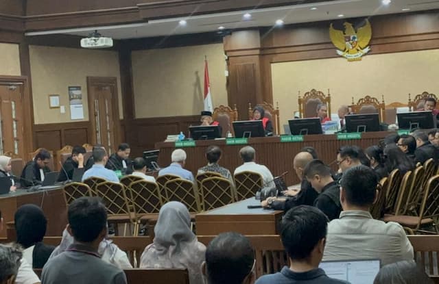 5 Terdakwa Kasus Tata Kelola Minyak Mentah Dituntut 6-12 Tahun Penjara 5 Terdakwa Kasus Tata Kelola Minyak Mentah Dituntut 6-12 Tahun Penjara