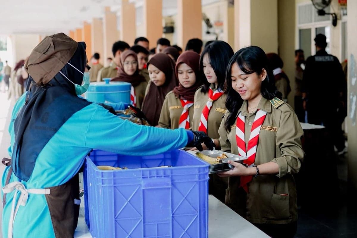 SPPG Polri di Pejaten Terapkan Sistem MBG Prasmanan ke Pelajar SPPG Polri di Pejaten Terapkan Sistem MBG Prasmanan ke Pelajar