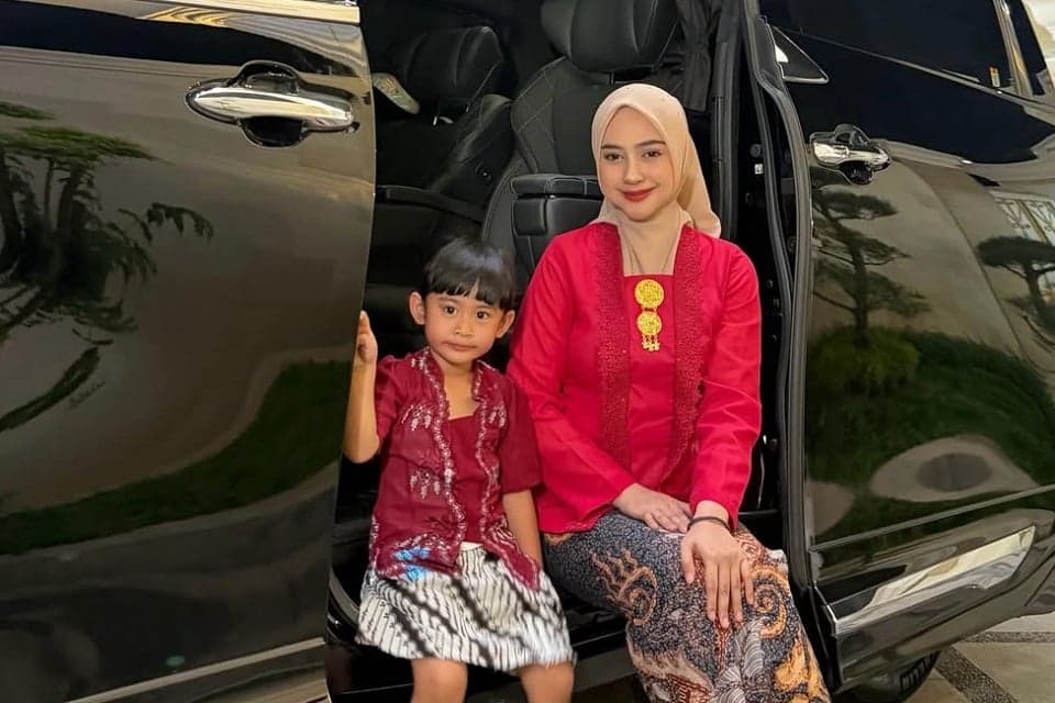 Ria Ricis Tampil Lebih Tirus dan Mancung, Netizen: Ini Oplas atau Efek Makeup? Ria Ricis Tampil Lebih Tirus dan Mancung, Netizen: Ini Oplas atau Efek Makeup?