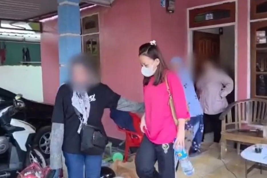 Penampakan Detik-detik Istri dan 2 Anak Bandar Narkoba Koh Erwin Ditangkap Polisi Penampakan Detik-detik Istri dan 2 Anak Bandar Narkoba Koh Erwin Ditangkap Polisi