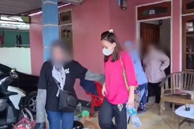Penampakan Detik-detik Istri dan 2 Anak Bandar Narkoba Koh Erwin Ditangkap Polisi Penampakan Detik-detik Istri dan 2 Anak Bandar Narkoba Koh Erwin Ditangkap Polisi