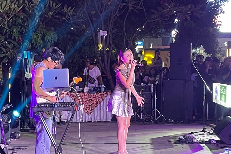 Penonton Music Zone Okezone Bersorak Saat Meiska Adinda Nyayikan Lagu 'Keras Kepala' Penonton Music Zone Okezone Bersorak Saat Meiska Adinda Nyayikan Lagu 'Keras Kepala'