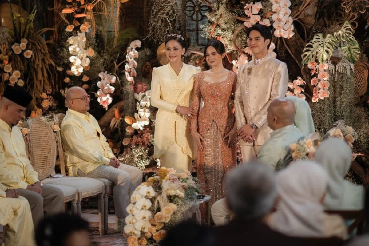 Fantastis! Maia Estianty Pakai Jam Tangan Rp1 Miliar di Siraman El Rumi Fantastis! Maia Estianty Pakai Jam Tangan Rp1 Miliar di Siraman El Rumi