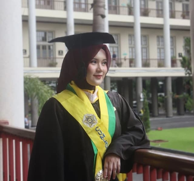 Cerita Istiqomah Katin, Lulus Dokter Spesialis Termuda UGM Usia 28 Tahun Cerita Istiqomah Katin, Lulus Dokter Spesialis Termuda UGM Usia 28 Tahun