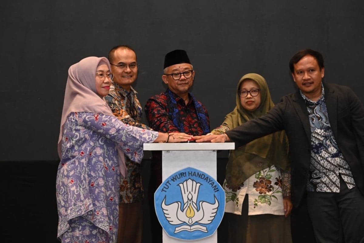 Kemendikdasmen Resmikan PJJ Pendidikan Menengah, Sasar 3.500 Anak Tidak Sekolah Kemendikdasmen Resmikan PJJ Pendidikan Menengah, Sasar 3.500 Anak Tidak Sekolah