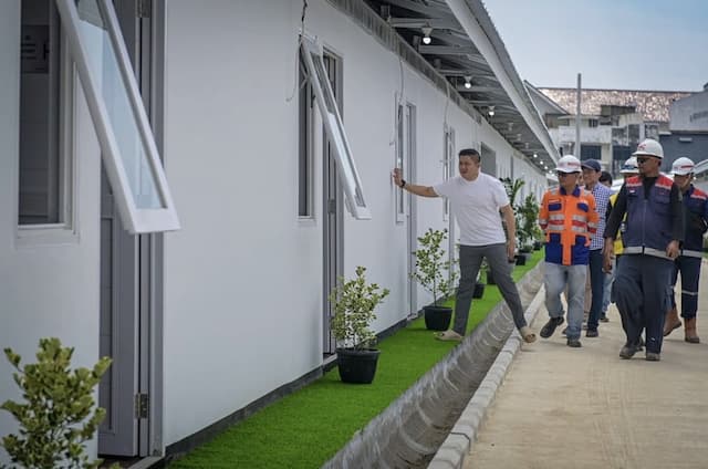 Seskab Teddy Cek Progres Hunian Layak Warga Pinggir Rel, Ada Air Bersih hingga Taman Bermain Anak Seskab Teddy Cek Progres Hunian Layak Warga Pinggir Rel, Ada Air Bersih hingga Taman Bermain Anak