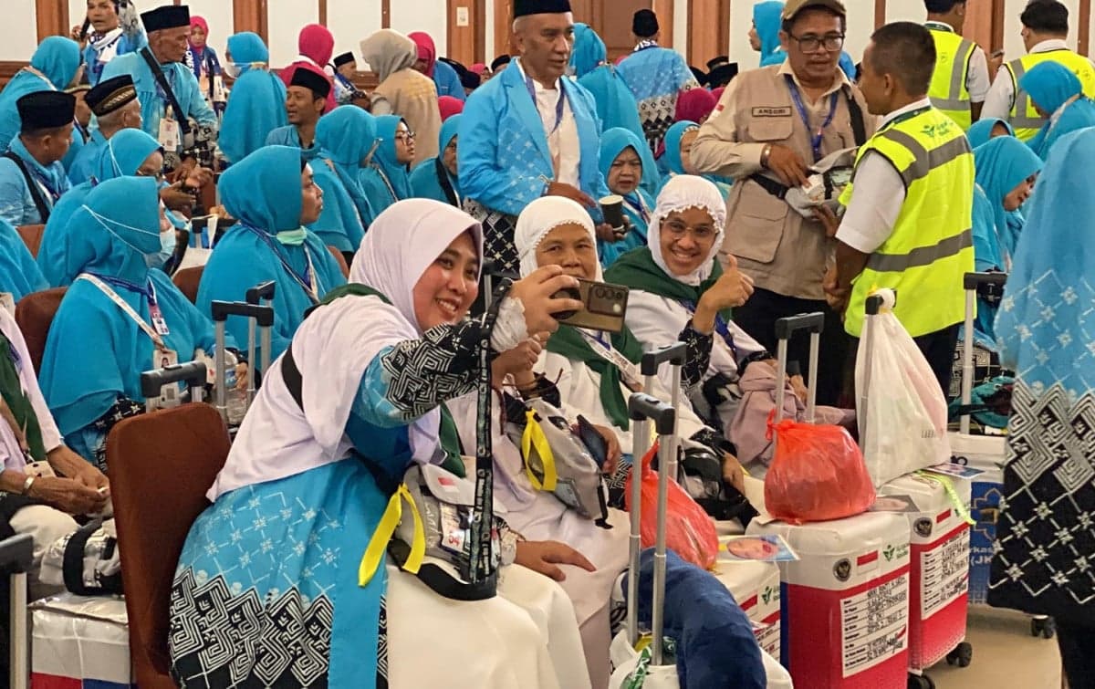 442 Jemaah Haji Kloter 5 Diberangkatkan ke Tanah Suci, 3 Tertunda karena Sakit 442 Jemaah Haji Kloter 5 Diberangkatkan ke Tanah Suci, 3 Tertunda karena Sakit