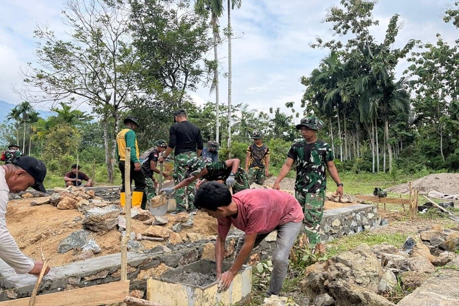 TMMD 2026, Dandim Konawe Utara Terjun Langsung Bangun Rumah Warga TMMD 2026, Dandim Konawe Utara Terjun Langsung Bangun Rumah Warga