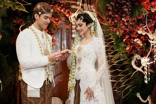 Momen Bahagia El Rumi dan Syifa Hadju usai Akad: Pamer Cincin hingga Buku Nikah Momen Bahagia El Rumi dan Syifa Hadju usai Akad: Pamer Cincin hingga Buku Nikah