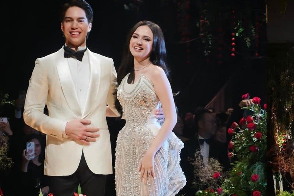 Resepsi Mewah Pernikahan El Rumi dan Syifa Hadju, Dekorasi Dramatis dan Busana Elegan Resepsi Mewah Pernikahan El Rumi dan Syifa Hadju, Dekorasi Dramatis dan Busana Elegan