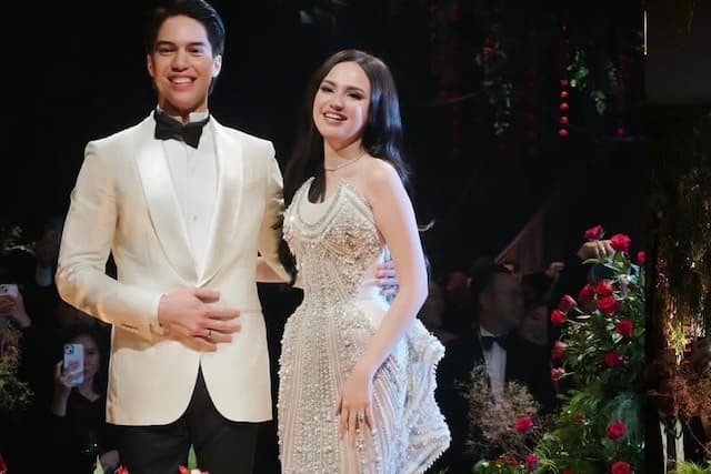 Resepsi Mewah Pernikahan El Rumi dan Syifa Hadju, Dekorasi Dramatis dan Busana Elegan Resepsi Mewah Pernikahan El Rumi dan Syifa Hadju, Dekorasi Dramatis dan Busana Elegan